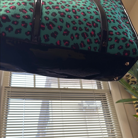 IMAN Green and Pink Tote Bag with Bold Design - Picture 4 of 4